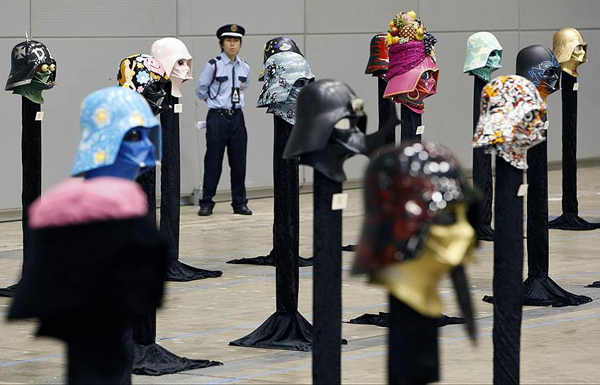 Тиба, Япония. Экспозиция разноцветных шлемов Дарта Вейдера в выставочном центре Makuhari Messe, 2008 год 

