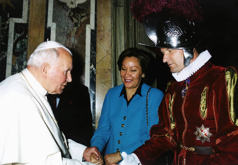 1998 год. В Ватикане при загадочных обстоятельствах застрелен 31-й командир Швейцарской гвардии папы римского Алоиз Эстерманн (справа). Это произошло спустя несколько часов после его назначения
