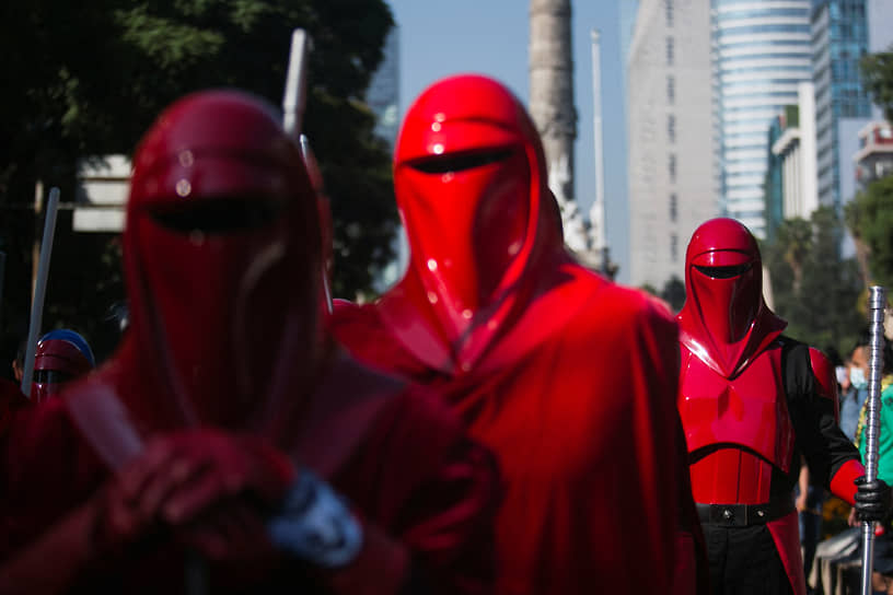 Мехико, Мексика. Косплееры участвуют в параде «Звездных войн», 2022 год