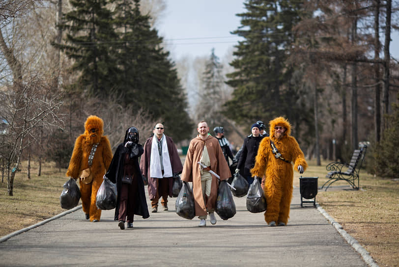 Иркутск, Россия. Волонтеры, одетые как персонажи «Звездных войн», возвращаются с субботника, 2021 год