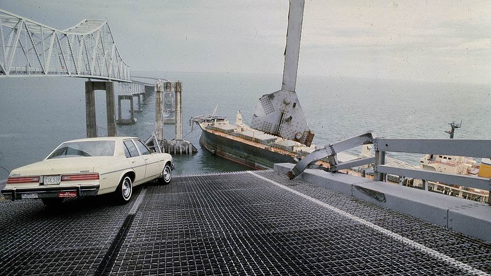 1980 год. В штате Флорида (США) грузовое судно MV Summit Venture столкнулось с мостом Sunshine Skyway Bridge через залив Тампа. В результате погибли 35 человек 