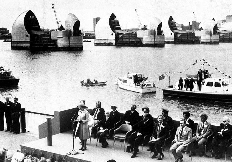 1984 год. Официально открыт барьер Темзы — плотина поперек реки, часть системы защиты Лондона (Великобритания) от наводнений