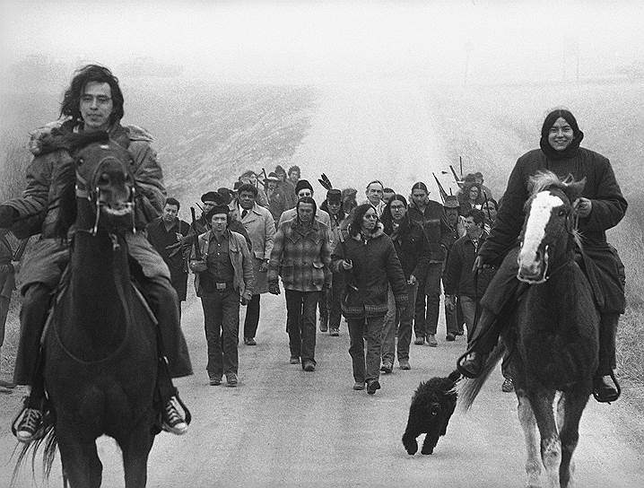 1973 год. Закончилось 71-дневное противостояние между федеральными органами власти США и членами Движения американских индейцев, проживавших в резервации Пайн-Ридж