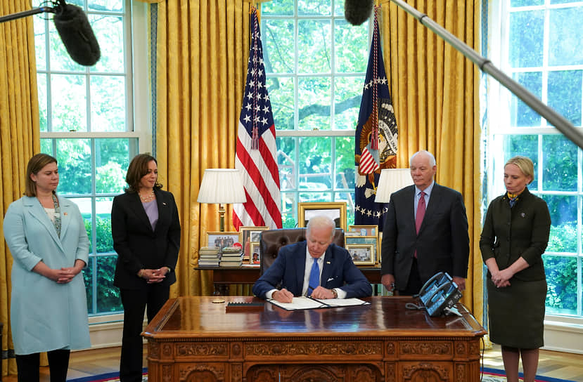 Президент США Джо Байден подписал закон о «ленд-лизе» для Украины, упрощающий оказание ей военной помощи