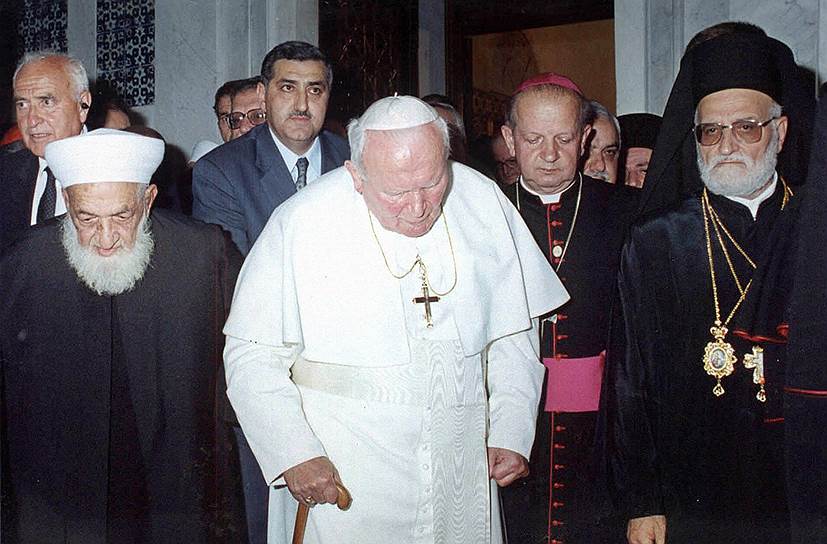2001 год. Иоанн Павел II во время визита в Сирию посетил мечеть в Дамаске. Он стал первым папой римским, который вошел в мечеть 