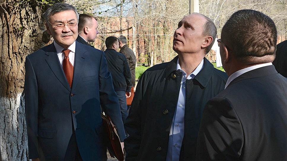 Глава Калмыкии Алексей Орлов и президент России Владимир Путин