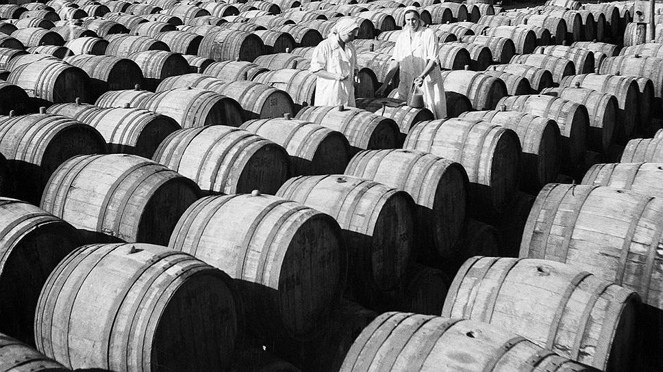 Крупнейшие винзаводы СССР — комбинат «Массандра», завод марочных вин и коньяков «Коктебель», Инкерманский завод марочных вин — находились именно в Крыму. Однако после вырубки виноградников в 1985-1986 годах качественного сырья на полуострове практически не осталось