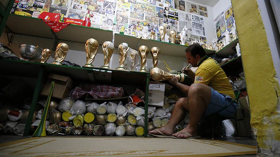 Другая группа фанатов — такие как господин Карлини. Он делает копии кубков Чемпионата с 1994 года. Именно тогда бразильцы завоевали титул лучшей футбольной команды