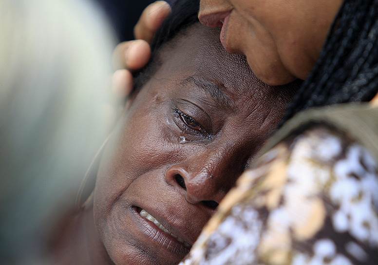 Женщина плачет на похоронах четырех рабочих, погибших при обрушении потолка нелегальной золотодобывающей шахты в Сантандер-де-Киличао на юге Колумбии