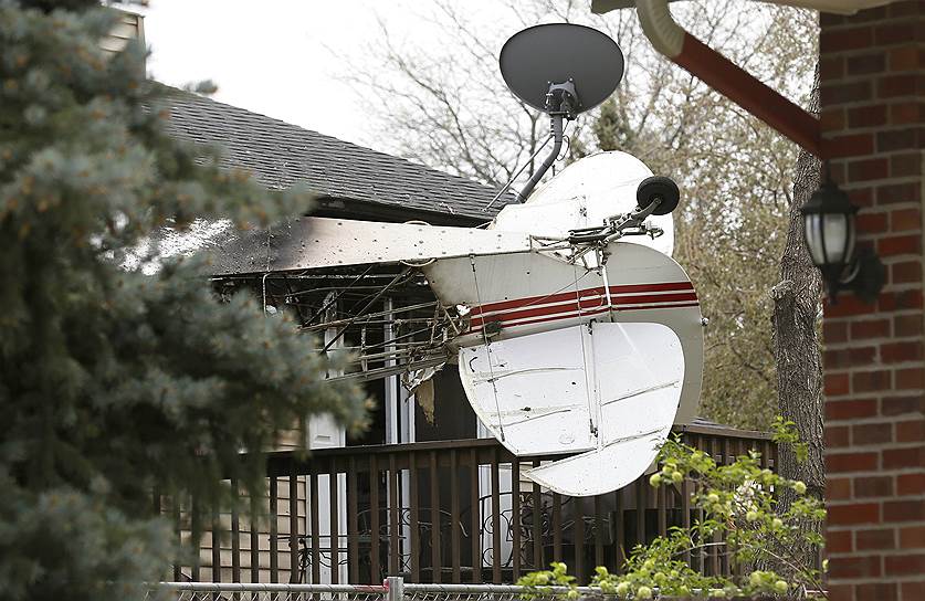 Хвост легкомоторного самолета, упавшего на дом в Нортгленне, штат Колорадо