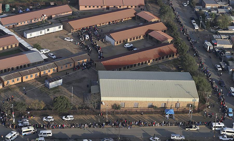 Очередь на избирательный участок в Йоханнесбурге