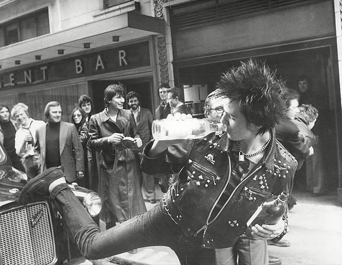 «Я был единственным парнем, в котором осталась хоть немного анархии» &lt;br> По мнению многих музыкантов, Вишес на бас-гитаре играть так и не научился, но по стилю одежды и поведения он был настоящим символом панк-рока. Были случаи, что бас-гитару приходилось отключать от усилителей. В первое время Вишес пытался подражать Ди Ди Рамону, брал уроки у лидера Motorhead Лемми.  3 апреля 1977 года в лондонском клубе Screen on the Green состоялось дебютное выступление панк-коллектива 