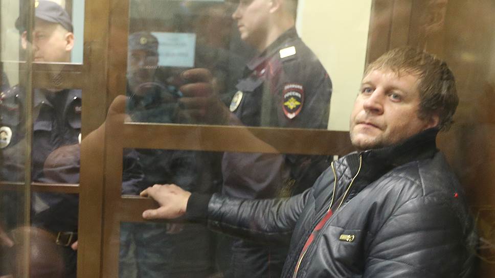 Боец смешанных единоборств Александр Емельяненко во время рассмотрения ходатайства следствия об аресте в Симоновском районном суде 10 мая 2014 года