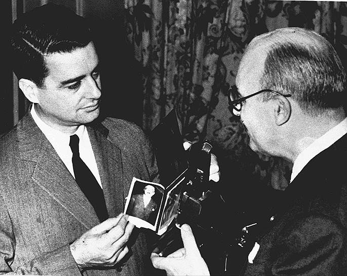 1949 год. В Нью-Йорке (США) продан первый фотоаппарат «Полароид», стоивший $89,95

&lt;br> На фото: изобретатель фотоаппарата доктор Эдвин Лэнд (слева)