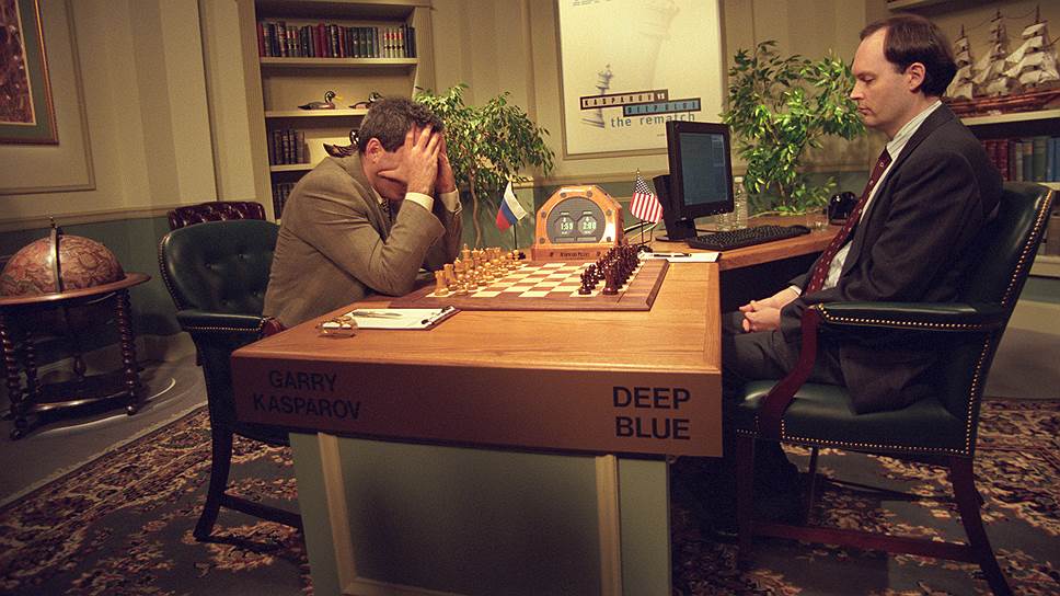 1997 год. Чемпион мира по шахматам Гарри Каспаров (слева, признан в России иностранным агентом) признал поражение в матче с компьютером IBM «Deep Blue»