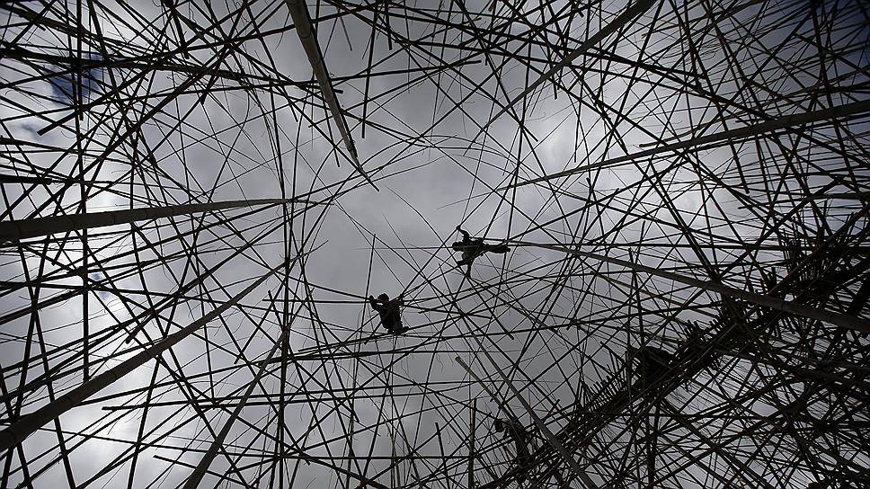 Возведение инсталляции из десяти тысяч бамбуковых стеблей «Big Bambu: 5,000 Arms to Hold You» художника Майка Старна на территории Музея Израиля в Иерусалиме