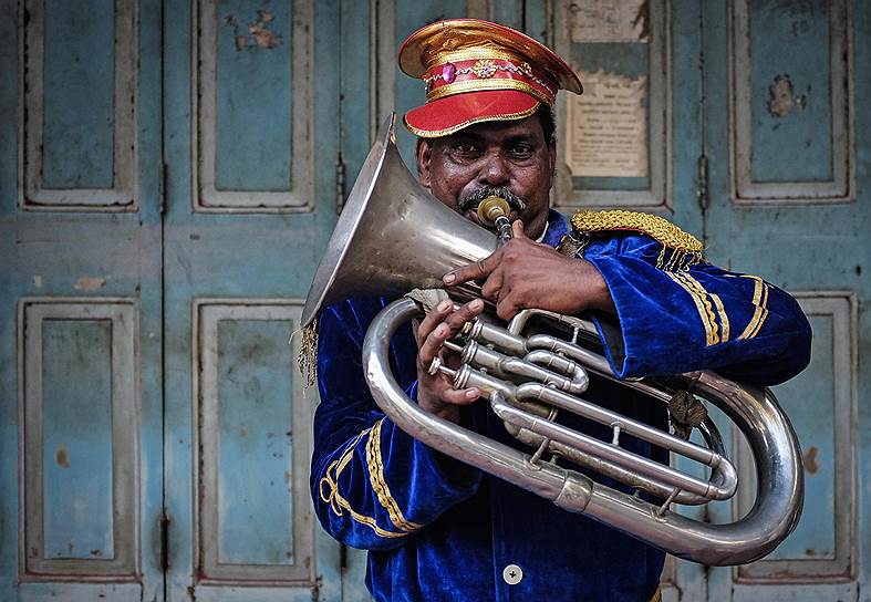 Индийский музыкант на свадьбе в Мумбаи