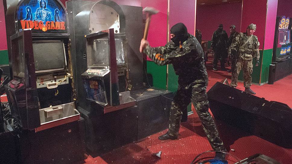Народные ополченцы разбивают игральные автоматы в одном из клубов Славянска