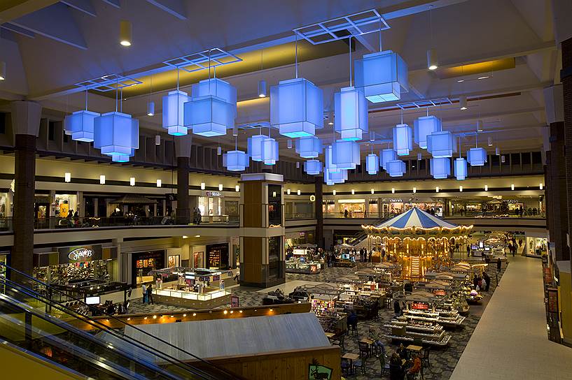 Спектр применения Philips Color Kinetics чрезвычайно широк —  мегамоллы, офисы, рестораны и отели. На фото — Maplewood Mall в Канаде