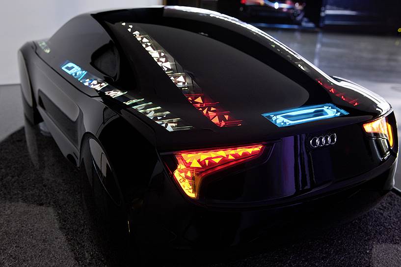 Органические светодиоды используются и для придания уникальности дизайнерским моделям известных марок. Новые фары Audi, встроенные в корпус и переливающиеся вместе с ним — разработка Philips и Университета Кельна