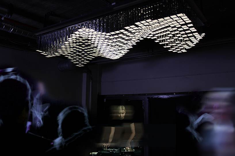 Органические светодиоды могут реагировать на движение не только человеческих тел, но и звуковых волн. Фактически, OLED — это светящийся умный строительный материал, позволяющий создавать 3D «живые» скульптуры. На фото — потолок LivingSculpture, который движется и переливается в зависимости от музыки, играющей на Ipad