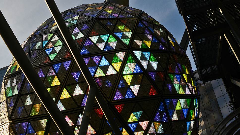 Новогодний шар на Таймс-сквер в Нью-Йорке спускается с 23-метровой высоты ровно в полночь 31 декабря с 1907 года. Тогда, в 1907-м, шар состоял из ламп накаливания, весил 317 кг, и его размер составлял 1,5 м. в диаметре. Сейчас шар в два раза больше и весит пять тонн. При его изготовлении используются треугольные кристаллические панели и тысячи светодиодов. Благодаря решениям Philips Color Kinetics, шар может принимать любые оттенки палитры RGB