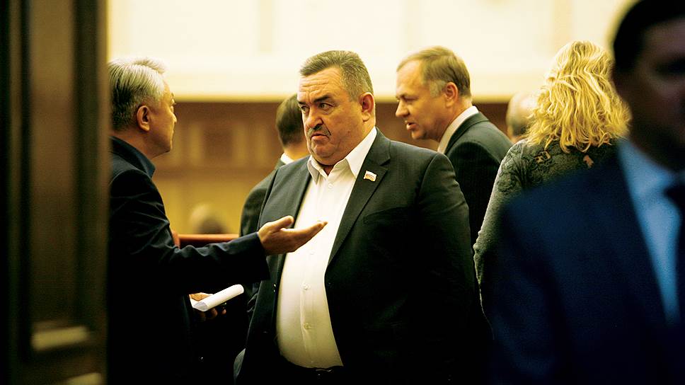 Депутат законодательного собрания Новосибирской области Валерий Ильенко (в центре)