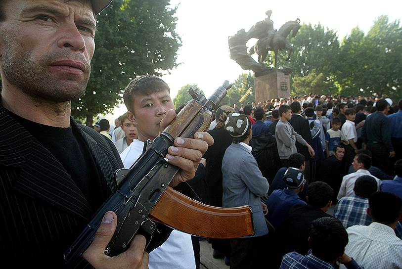 2005 год. В Андижане (Узбекистан) при подавлении вооруженного мятежа было убито, по разным данным, от нескольких сот до тысячи митингующих
