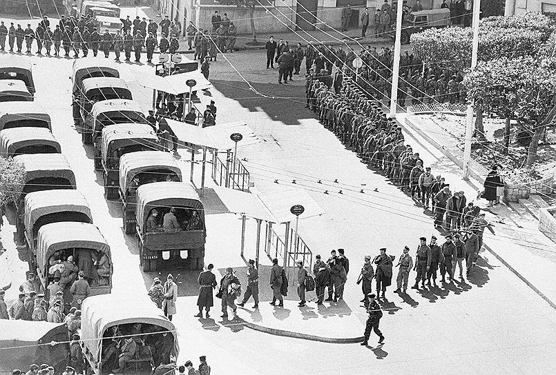Наступление на отряды ФНО началось в феврале 1959-го. Военная кампания продолжалась до весны следующего года, и уже в марте командование ФНО приказало своим силам рассредоточиться и действовать группами не более отделения—взвода. К этому времени ФНО потерял убитыми до 50% командного состава, были выведены из строя командующие всеми военными округами. К 1960 году французская армия, по существу, одержала военную победу в Алжире