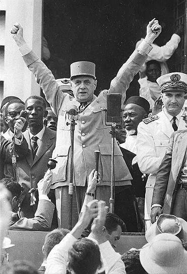 1960 год стал «годом Африки» — 17 стран континента получили независимость, но Алжира среди них не было. Только 8 января 1961 года был проведен референдум по вопросу о его судьбе. За предоставление Алжиру независимости высказались 75% населения. В ответ на это ультраправые 21 апреля организовали «Путч генералов», который провалился через несколько дней.  Летом 1961 года активные боевые действия в Алжире практически завершились