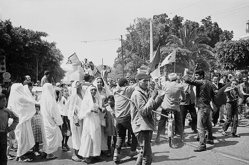 18 марта 1962 года были подписаны Эвианские соглашения, завершившие войну и открывшие Алжиру путь к независимости. На апрельском референдуме 91% французов высказались в поддержку соглашений. Официально независимость Алжира была провозглашена 5 июля