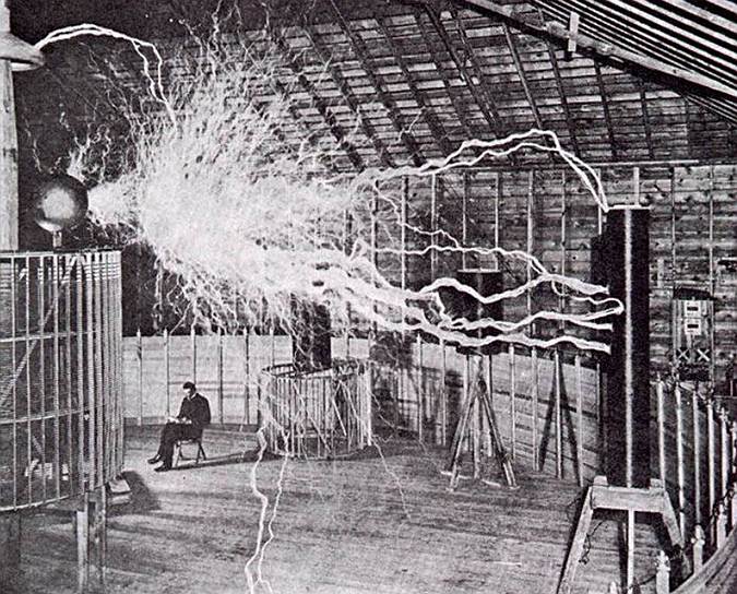 1895 год. В США сгорела лаборатория Николы Теслы. В огне погибли журналы с записями экспериментов и исследований в области радио, рентгеновского излучения, беспроволочной передачи звука, передачи энергии и самодвижущихся экипажей, на которые Тесла не успел оформить патент или запустить в производство
