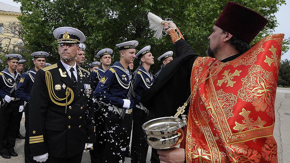 Церемония вручения боевого знамени Черноморскому военно-морскому училищу имени Нахимова во время Дня Черноморского флота в Севастополе