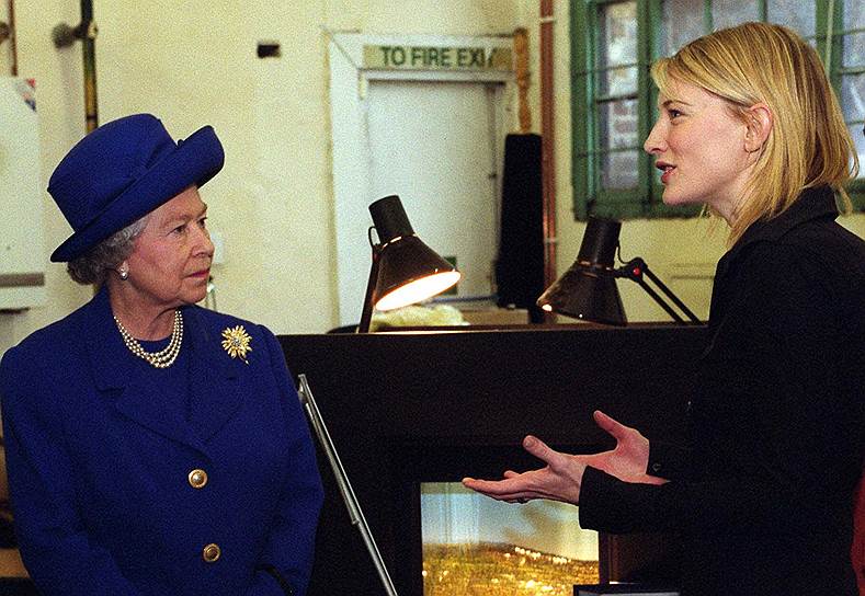 Кейт Бланшетт прославилась в конце 1990-х годов благодаря фильму о королеве Елизавете I индийского режиссера Шекхара Капура. В 1999 году за роль в фильме «Елизавета» она была впервые номинирована на «Оскар», а также стала лауреатом «Золотого глобуса»&lt;br>На фото: с британской королевой Елизаветой II