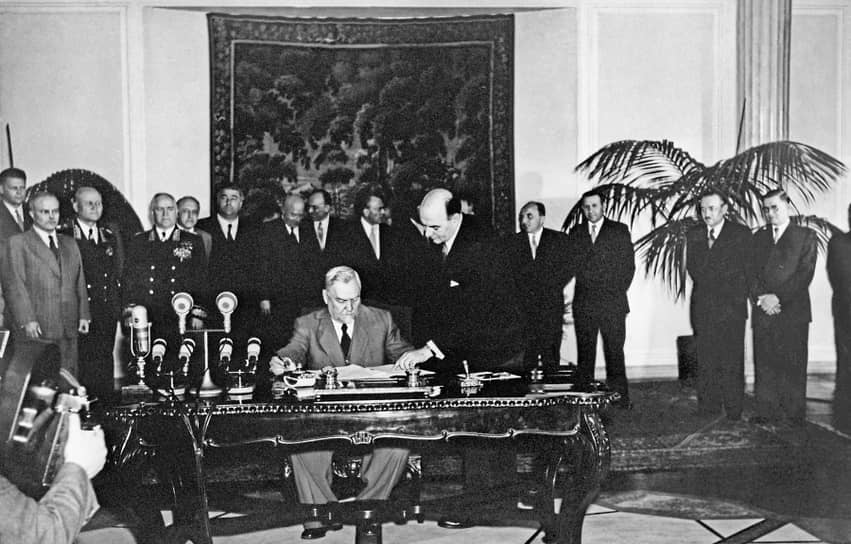 1955 год. СССР, Албания, Болгария, Венгрия, ГДР, Польша, Румыния и Чехословакия подписали Варшавский договор о дружбе, сотрудничестве и взаимной помощи