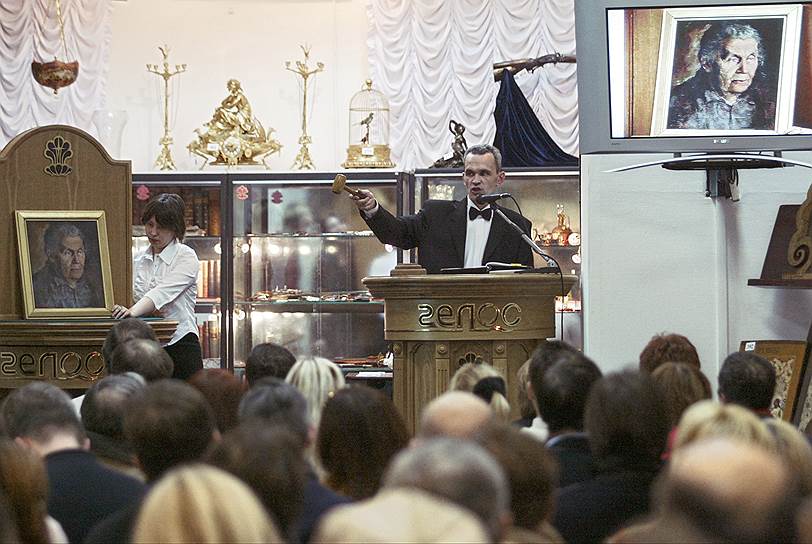 То, что Казимир Малевич — самый дорогой русский художник, долгое время было известно только теоретически. Потому что практически он не продавался. За последние лет двадцать (до эпопеи с наследниками) его супрематическая живопись была продана только один раз — в 1985 году, за $8 млн. Все изменилось в мае 2000 года. Тогда с аукциона Phillips в Нью-Йорке была продана «Супрематическая композиция» (1919) за рекордную сумму — $17 млн