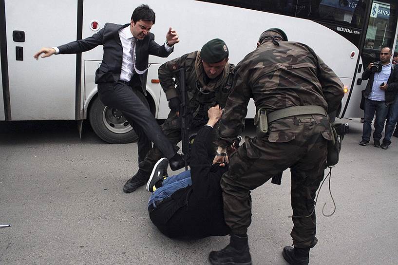 Советник премьер-министра Турции Юсуф Еркель избивает одного из демонстрантов, вышедших на акцию протеста после аварии на шахте, где погибли более 280 человек

