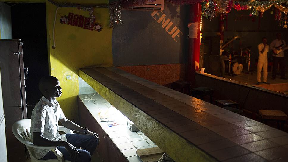 Бармен в ночном клубе в Агадезе, Нигер