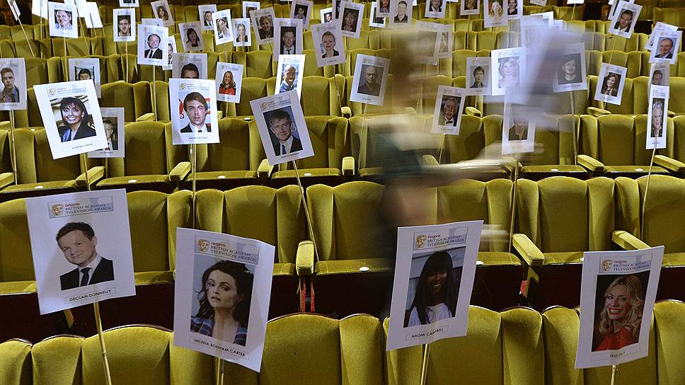 Таблички с фотографиями гостей церемонии во время репетиции вручения премии Британской телеакадемии в Королевском театре в Лондоне