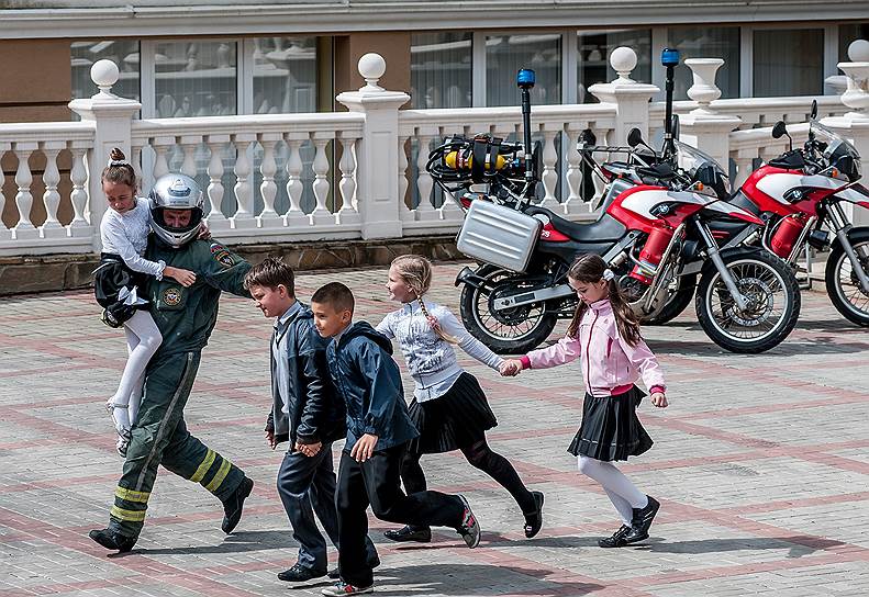 Сотрудники МЧС России во время отработки упражнений по спасению и эвакуации детей в Международном детском центре «Артек»