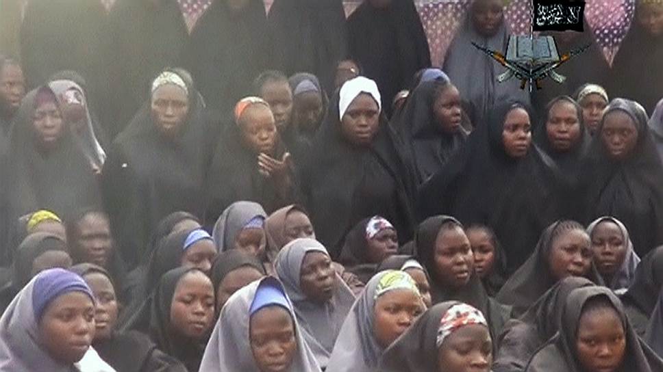 В распространенной «Боко Харам» видеозаписи похищенные школьницы читают Коран и молятся. Боевики заявляют, что девочки были обращены в ислам