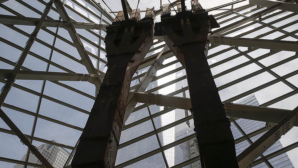 Две ржавые стальные колонны, которые являлись частью старого ВТЦ, сейчас украшают интерьер музей