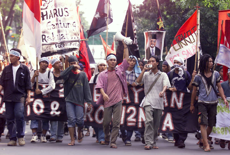 1998 год. В Джакарте (Индонезия) тысячи студентов захватили здание парламента, что привело к падению 30-летнего режима Сухарто