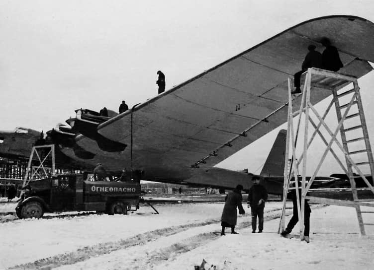1935 год. Под Москвой разбился на тот момент самый крупный советский самолет «Максим Горький». В результате катастрофы 49 человек погибли