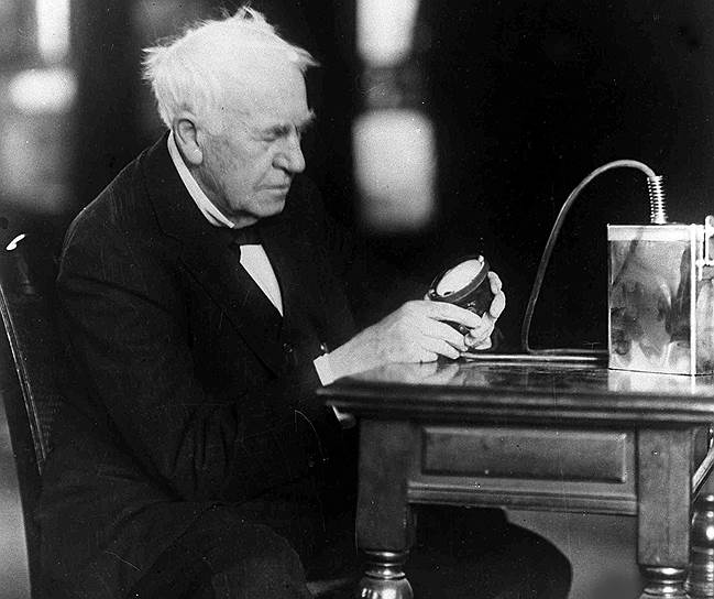 1926 год. Изобретатель Томас Эдисон впервые выступил по радио: «Я не знаю, что и сказать... Я впервые говорю перед такой штуковиной. Спокойной ночи!»