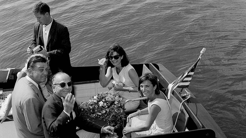 «Женщины делятся на две категории: одним нужна власть над миром, другим — над своим мужчиной, который правит миром»
&lt;br>На фото: Жаклин Кеннеди со своей сестрой Кэролайн Ли, 1963 год