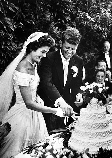 В мае 1952 года на званом обеде, организованном общими друзьями, Жаклин Бувье и Джон Кеннеди (в то время сенатор) были официально представлены друг другу. Жаклин и Джон начали встречаться, а 25 июня 1953 года объявили о помолвке. Свадьба состоялась 12 сентября 1953 года в церкви Св. Марии в Ньюпорте (штат Род-Айленд)