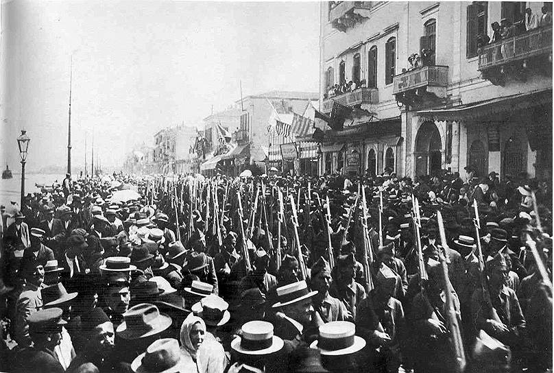 1919 год. Мустафа Кемаль Ататюрк с войском высадился в Самсуне, что, согласно турецкой историографии, стало одним из первых этапов «войны за независимость» Турции