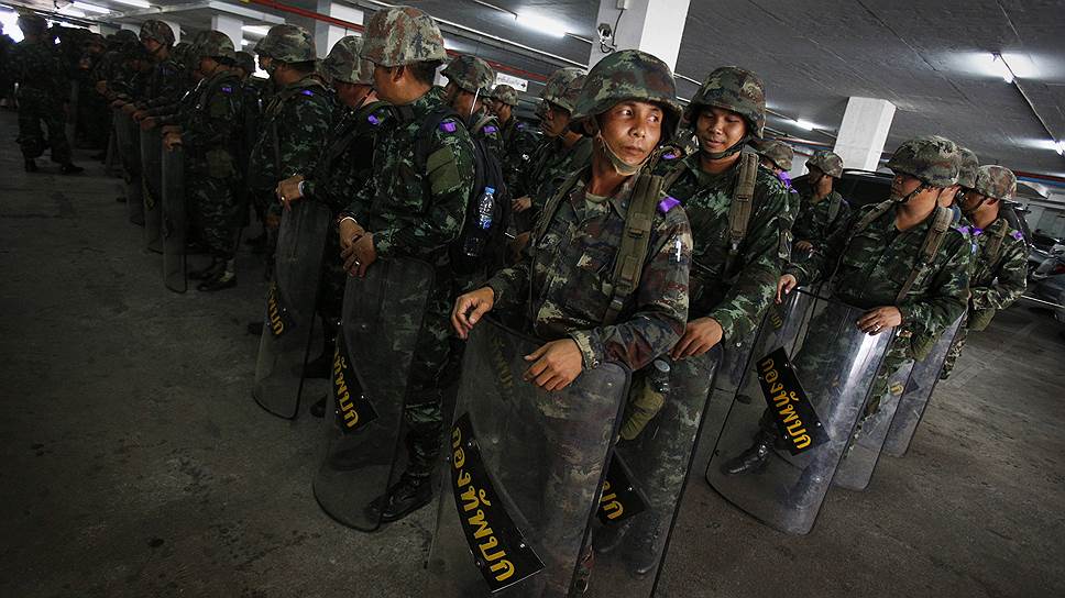 В мае 2014 года Конституционный суд Таиланда отстранил от должности исполняющую обязанности премьер-министра страны Йинглак Чинават за «злоупотребление властью»