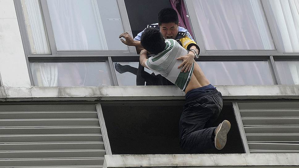 Китайский полицейский спасает мужчину, попытавшегося спрыгнуть с седьмого этажа отеля в Чэнду из-за несчастной любви
